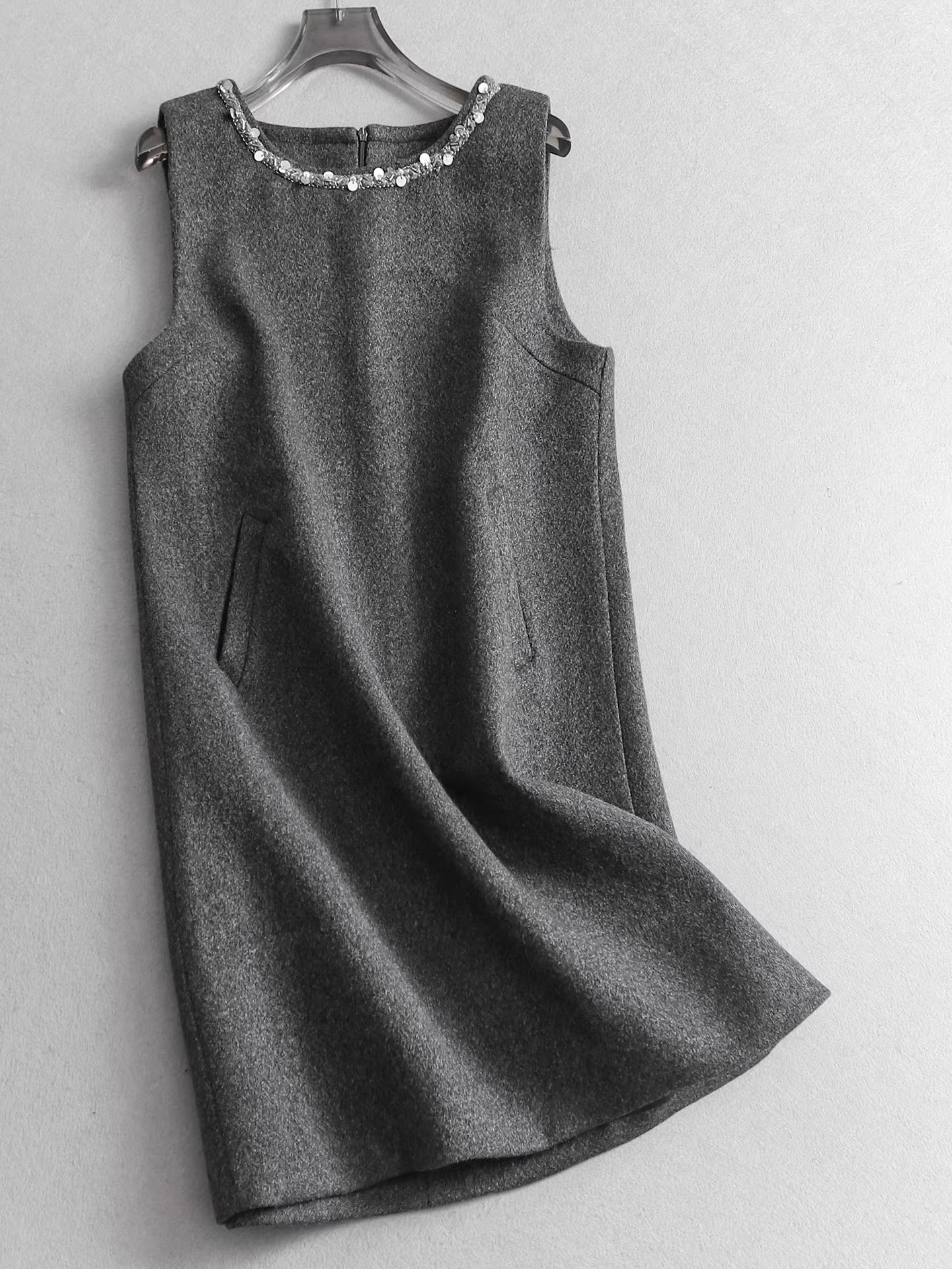 Luxuriöses, paillettenbesetztes, farblich abgesetztes, ärmelloses Wollwestenkleid mit Rundhalsausschnitt für Damen – schmeichelhaft und figurformend. 11309