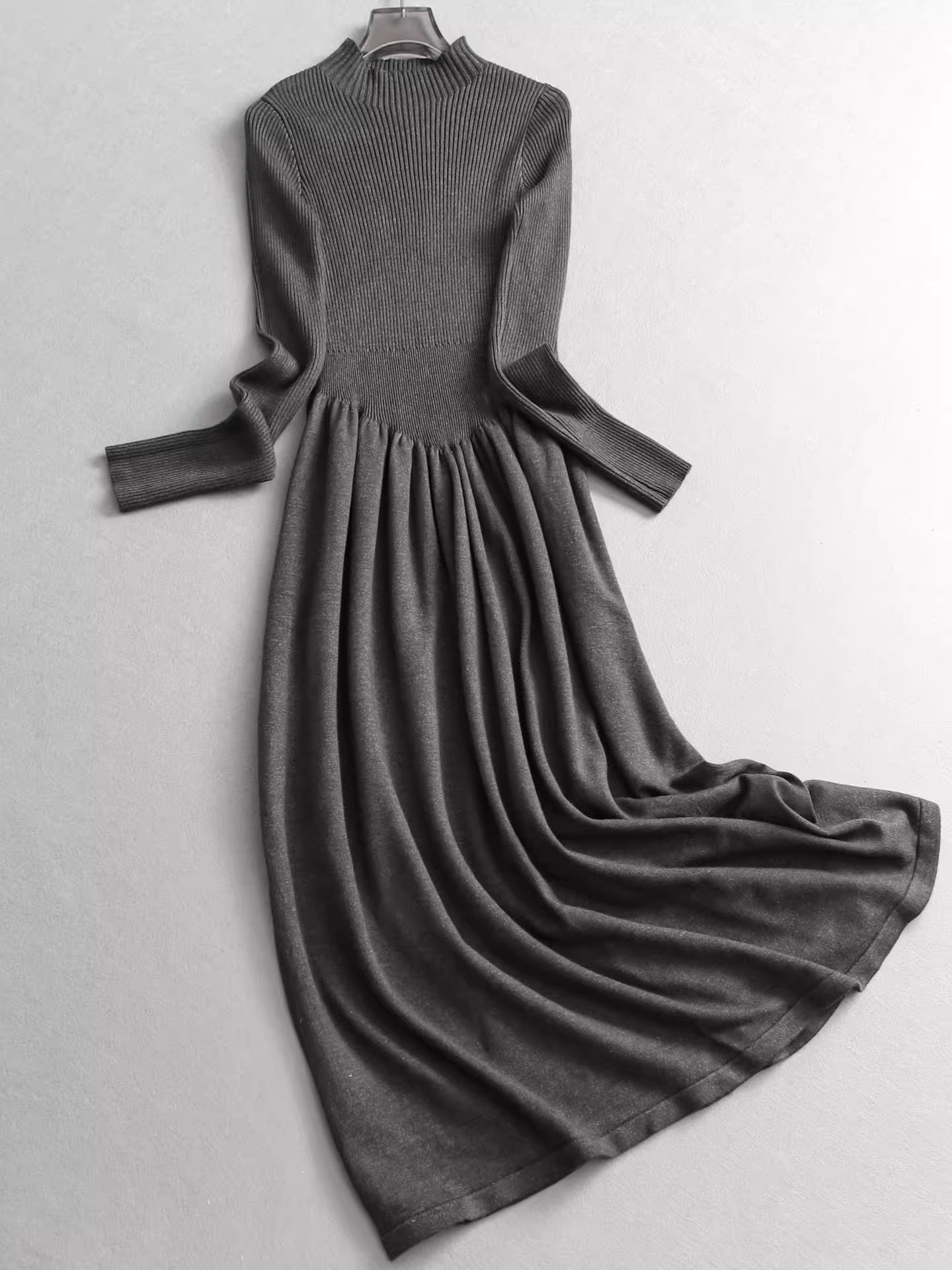 Elegantes und raffiniertes, hochgeschlossenes, figurbetontes Strickkleid mit langen Ärmeln und Stretchanteil, ideal zum Tragen als Unterkleid. 11324