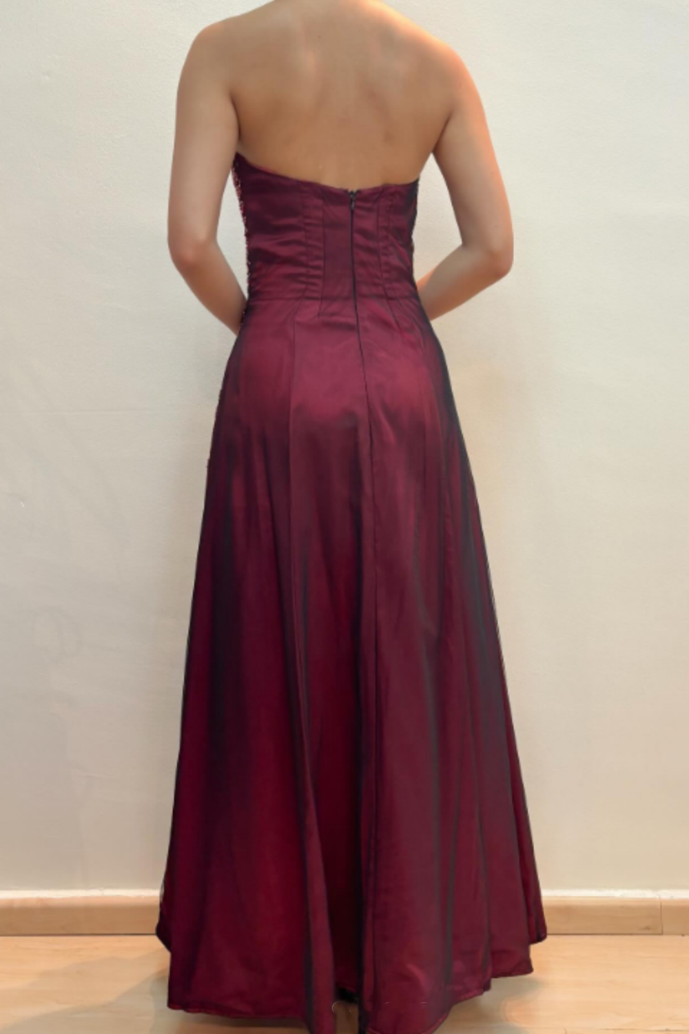 girlhomeshops - Une robe bustier rouge en maille perlée, simple et élégante, une magnifique robe de soirée. gh6180
