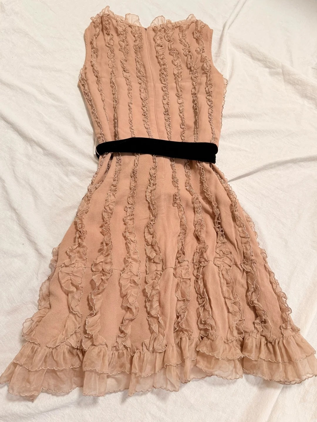 girlhomeshops-Nude Pink Chiffon Ärmelloses kurzes Kleid mit Rüschen und Samtgürtel gh6314