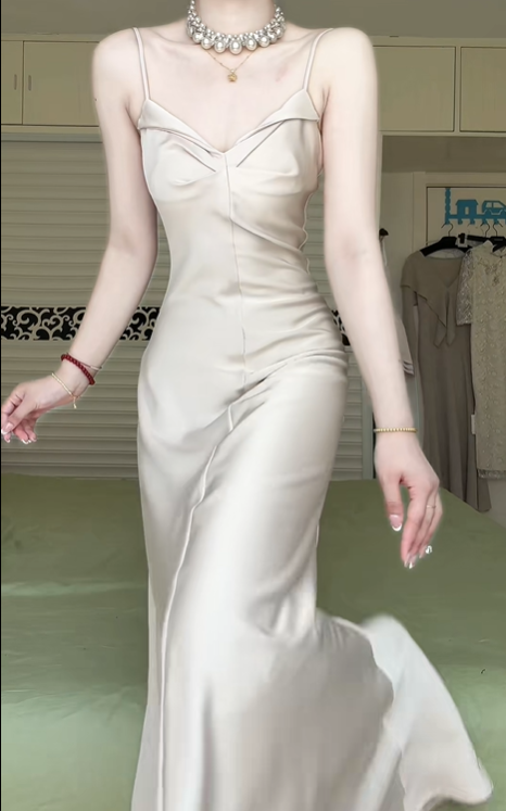 Champagne Satin Pointed V‑Neck Spaghetti Strap Long Evening Gown, Pleated Bodice Mermaid Formal Prom Dress gh9011