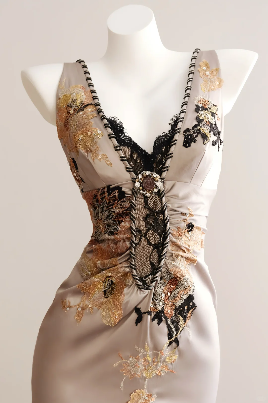 Women Vintage Midi Bodycon Formal Dress Sleeveless Deep V Neck Taupe Champagne Satin Black & Gold Lace Floral Appliqué Sequin Evening Gown gh9590