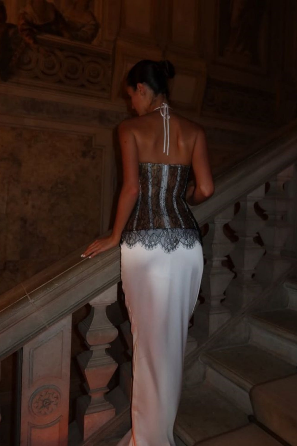 Robe longue dos nu à découpes style glamour vintage de luxe | Robe maxi en satin crème et noir avec dentelle contrastée pour soirée de gala rétro ou événement social haut de gamme gh6439