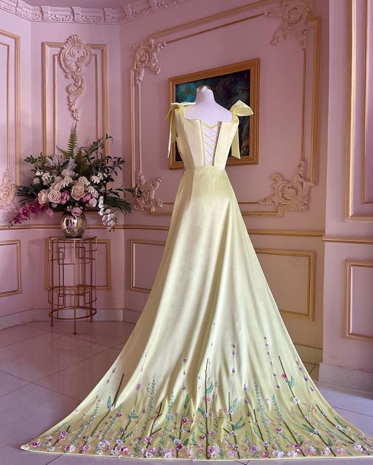 Robe de soirée longue en satin jaune magnifique et exquise à bretelles larges et florales, longue au sol, traîne formelle, personnalisée, gh3149