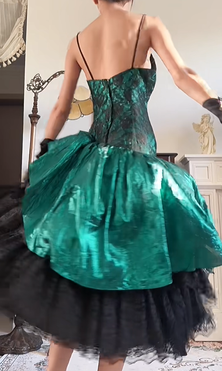 Peacock‑Green‑Vintage Spaghetti‑Strap‑Sweetheart Green‑Black‑Lace‑Bodice Asymmetric‑Contrast‑Layered‑Skirt Glossy‑Green‑Ruffle Multi‑Tier‑Black‑Lace‑Midi Evening Prom Gown gh8819