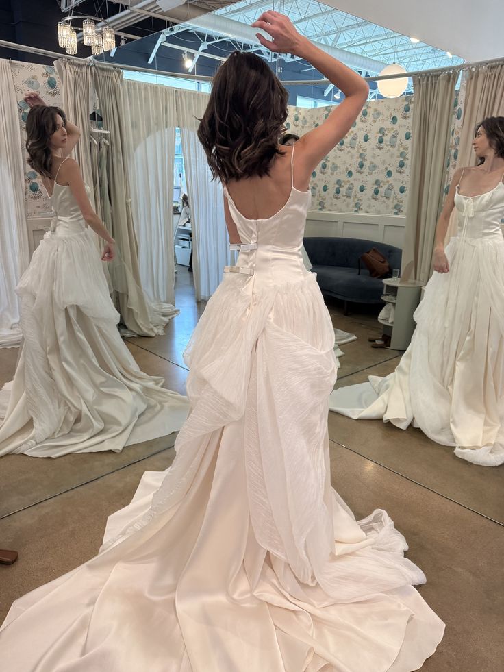 girlhomeshops-Hochzeitskleid Weißes, bodenlanges Hochzeitskleid mit Schleppe - ein modisches Brautkleid für Bräute Brautkleid gh6170