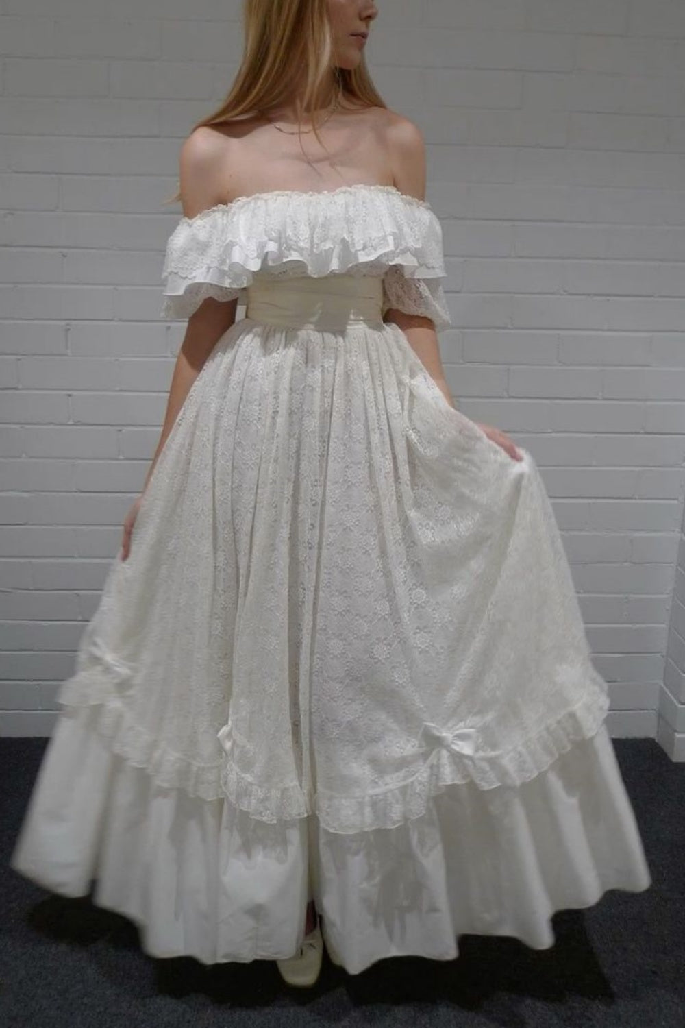 girlhomeshops-off-shoulder dress Weiß Einfache Exquisite Tüll Spitze Lange One-Shoulder Fashion Kleid Brautkleid gh5838