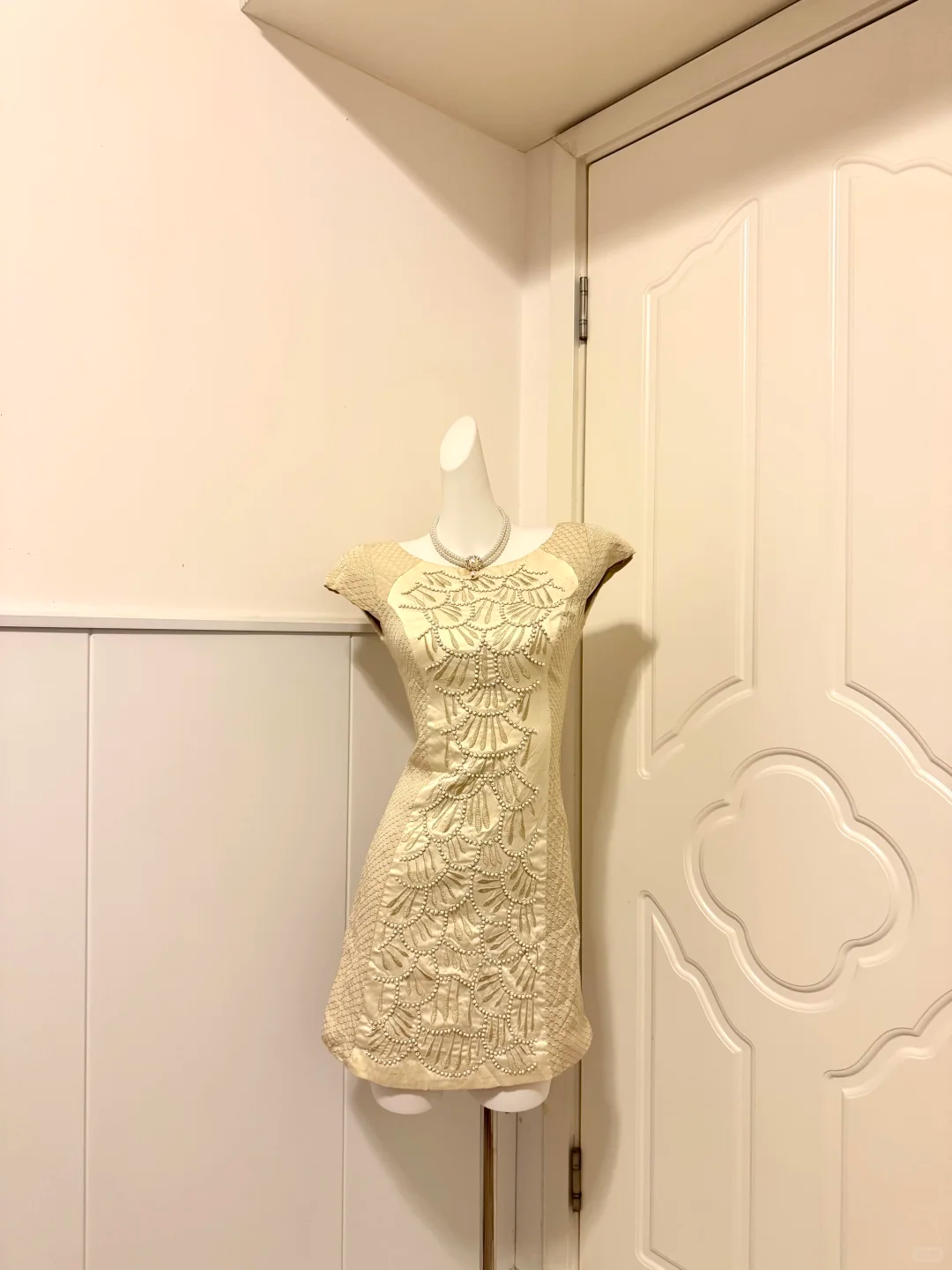 Light Champagne Cap Sleeve Short Cocktail Dress, Round Neck Fan Pattern Hand Beaded Embroidery Sheath Homecoming Party Gown gh9260