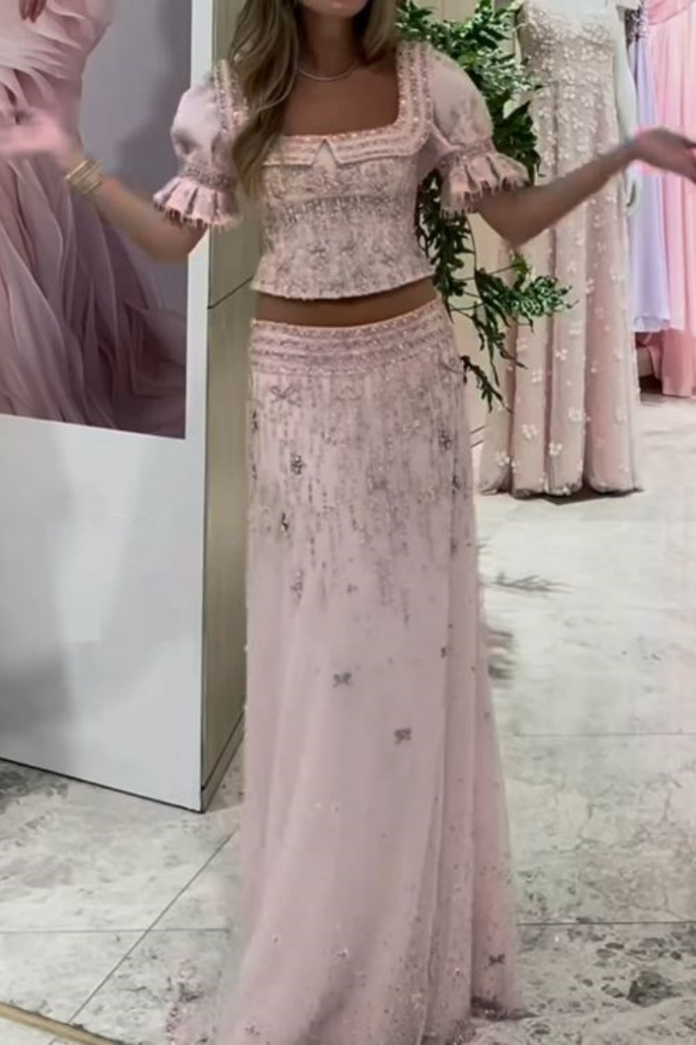 Zweiteiliges, kurzärmeliges, rosafarbenes Tüllkleid mit Perlenbesatz | Elegantes, luxuriöses Maxikleid mit eckigem Ausschnitt und Cut-out für festliche Anlässe gh6465
