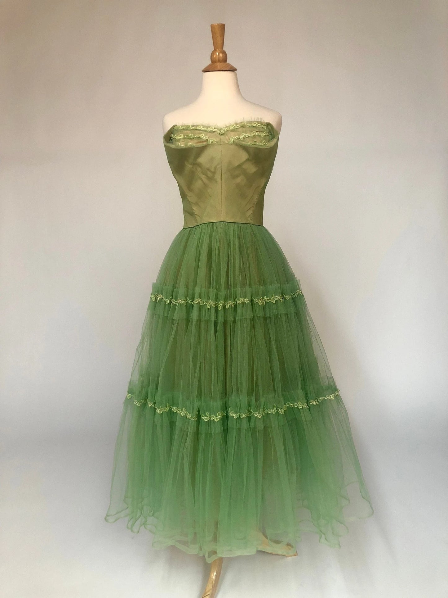 Hellgrünes Retro-Elegantes süßes exquisites Spitzen-Lang-Tüll-Abschlussballkleid Abendkleid Fee-Abschlusskleid gh3671