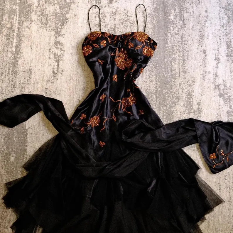 Robe de soirée en satin à volants et à longues bretelles spaghetti avec broderie florale délicate noire gh3239