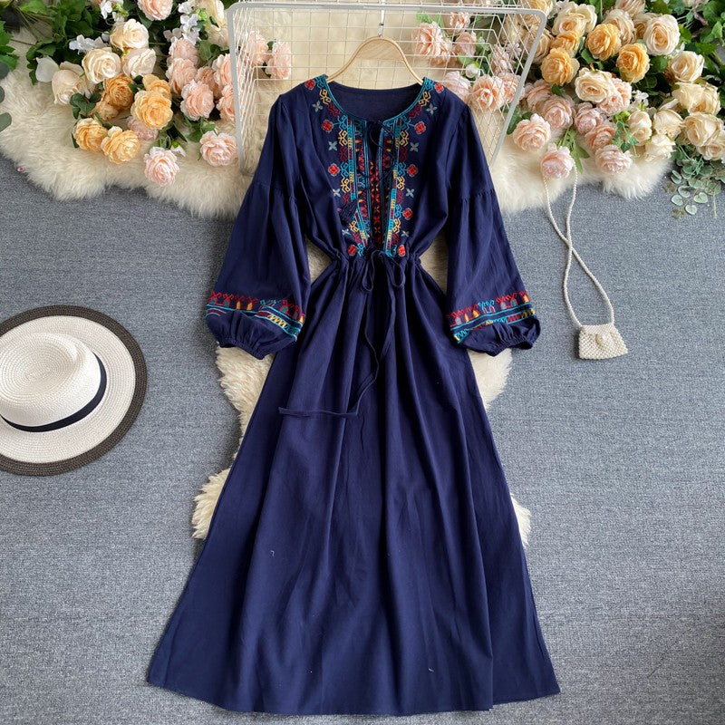 Robe simple brodée à manches longues 10962