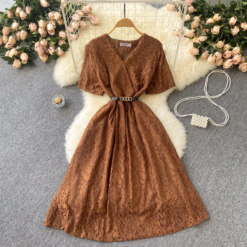 Süßes kurzes Spitzenkleid mit V-Ausschnitt A-Linie Modekleid 10668