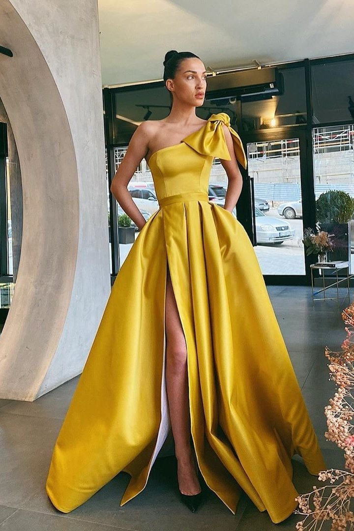 Robe de bal jaune asymétrique fendue avec poches gh755
