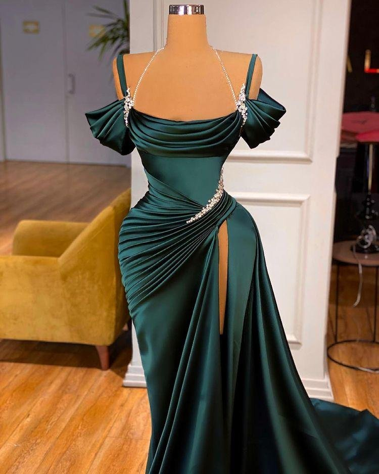 Robe de bal verte à épaules dénudées et longue fente gh613