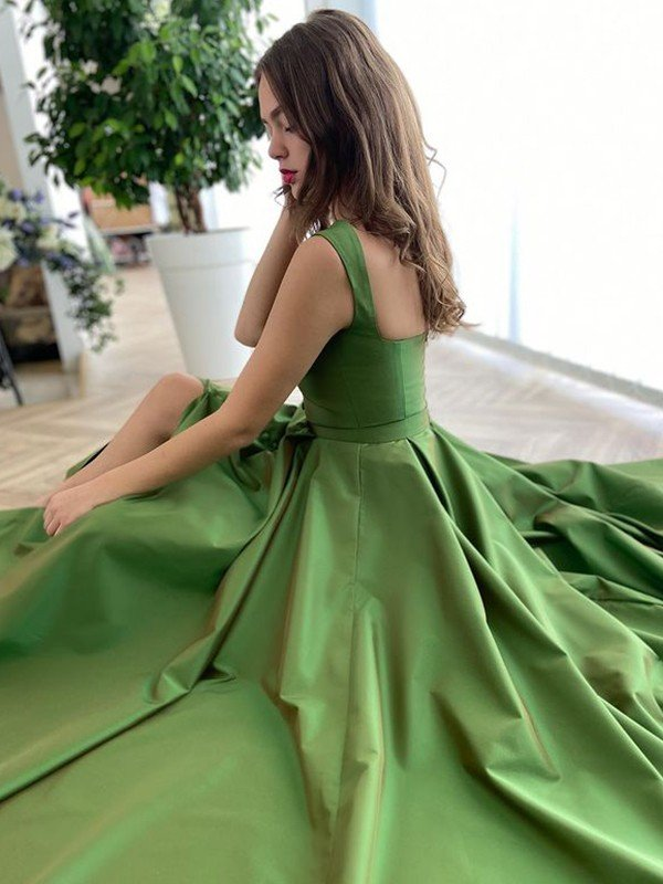Robe de bal sans manches Starps avec boutons et fente gh696