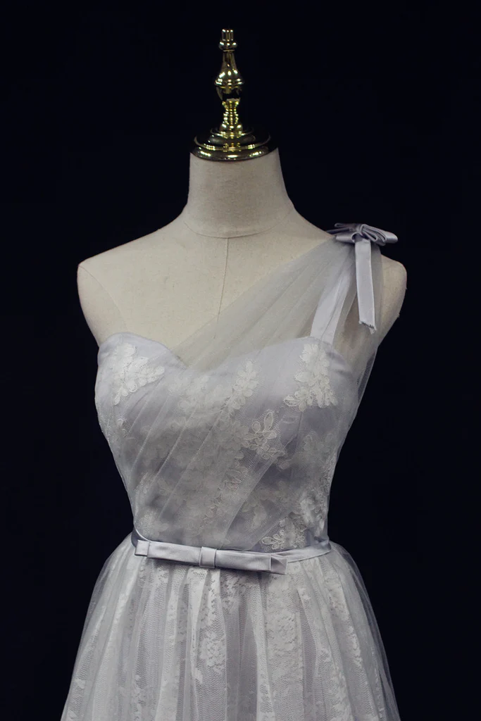 Belle robe de demoiselle d'honneur à lacets à une épaule gris clair, jolie robe de soirée grise gh411