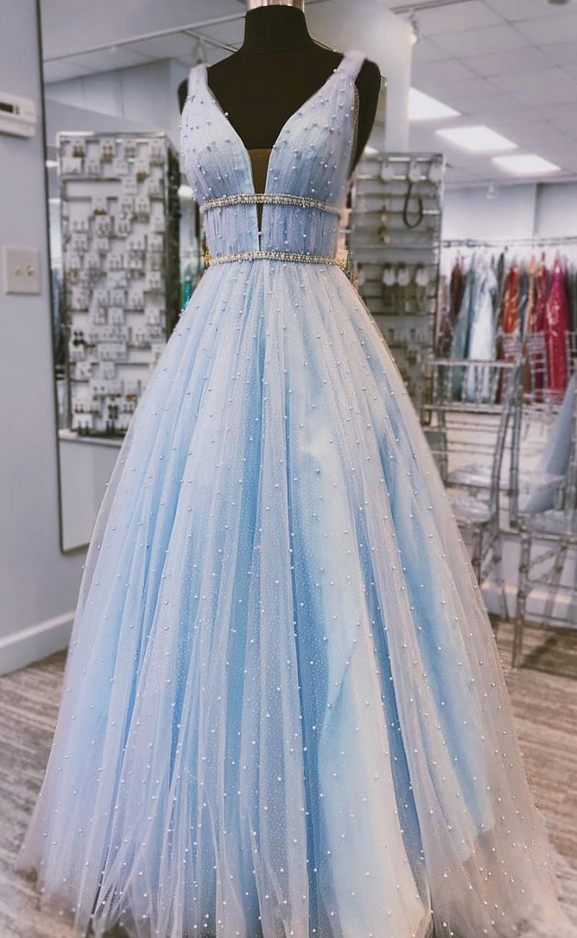 Robe de soirée longue en tulle bleu clair à col en V et perles gh2162