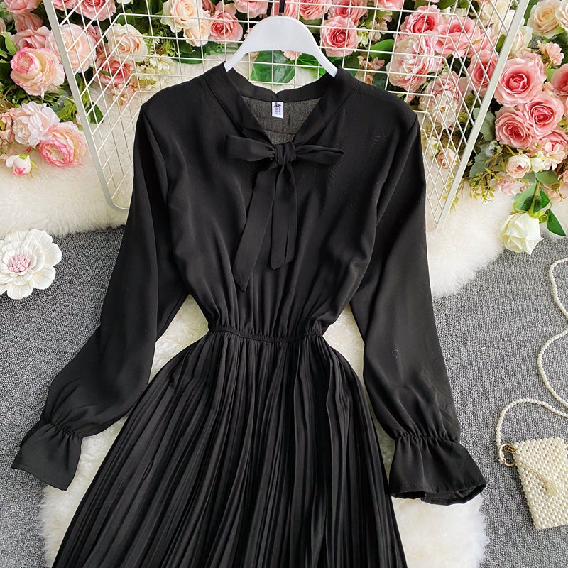 Langärmliges Kleid mit Linienschleife 602