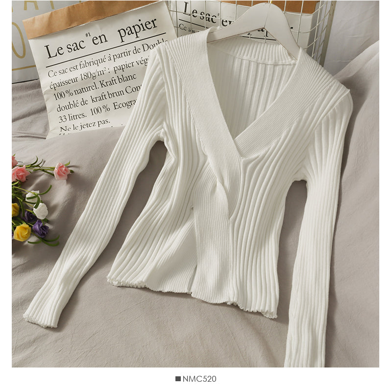 Tricot serré et ajusté à rayures verticales croisées et col en V 1879