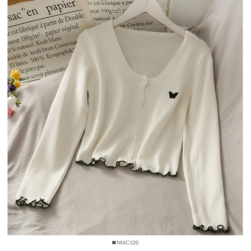 Pull col V ouvert avec broderie papillon 1739