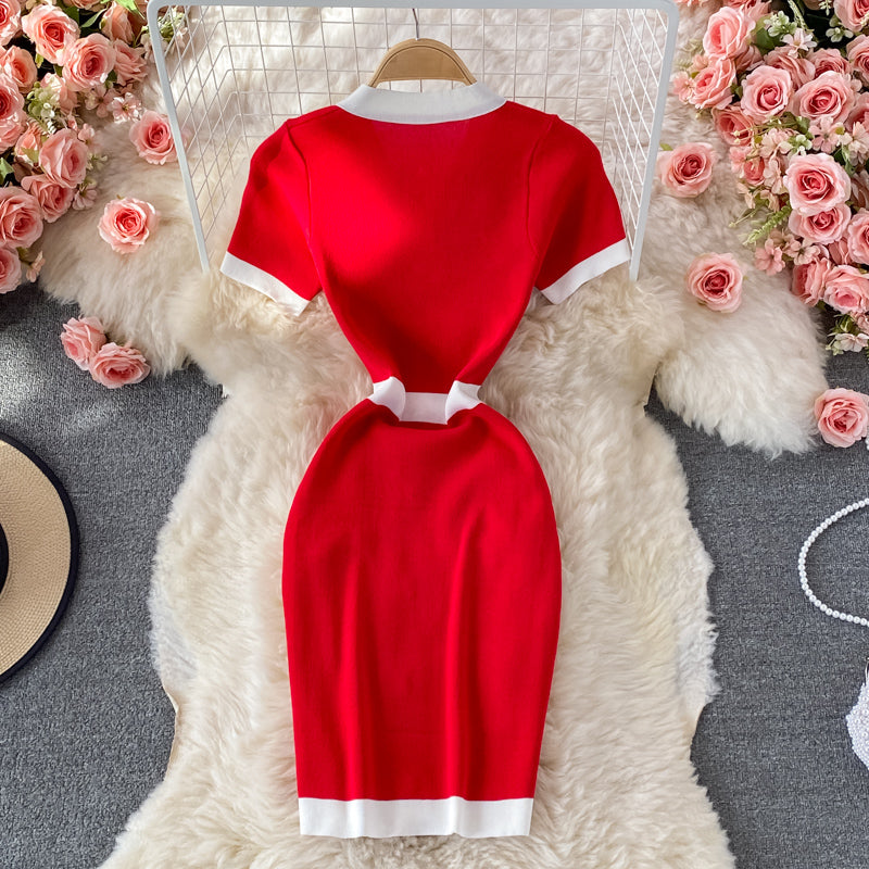 La petite robe en tricot parfumée à col en V présente une jupe portefeuille fine au bas des hanches 2909