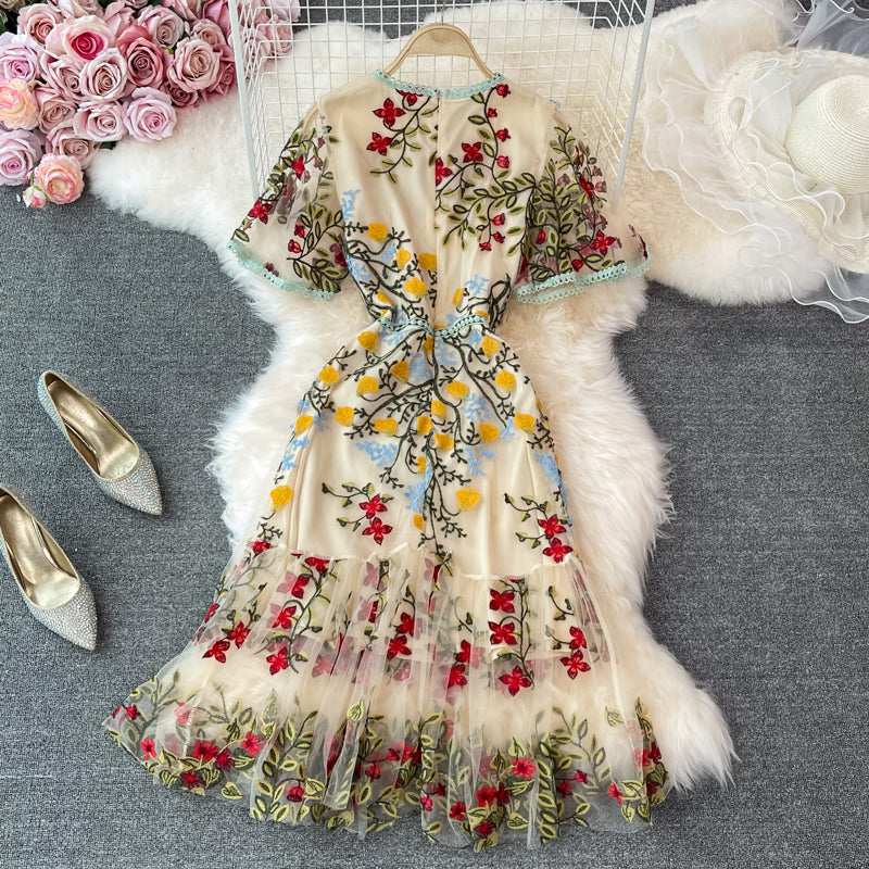 Robe brodée à manches courtes en maille avec fermeture à la taille Gong Tingfeng 3199
