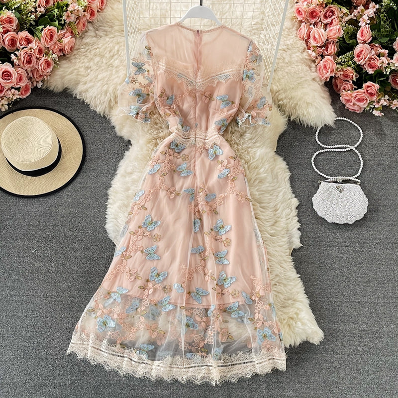 Robe moulante à manches courtes et col rond avec broderie papillon en maille 2968