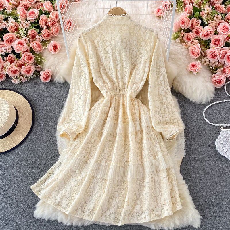 ROBE EN DENTELLE À NŒUD mi-longue et taille fine 3232