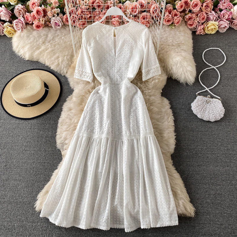Robe élégante à col ras du cou et découpes 3427