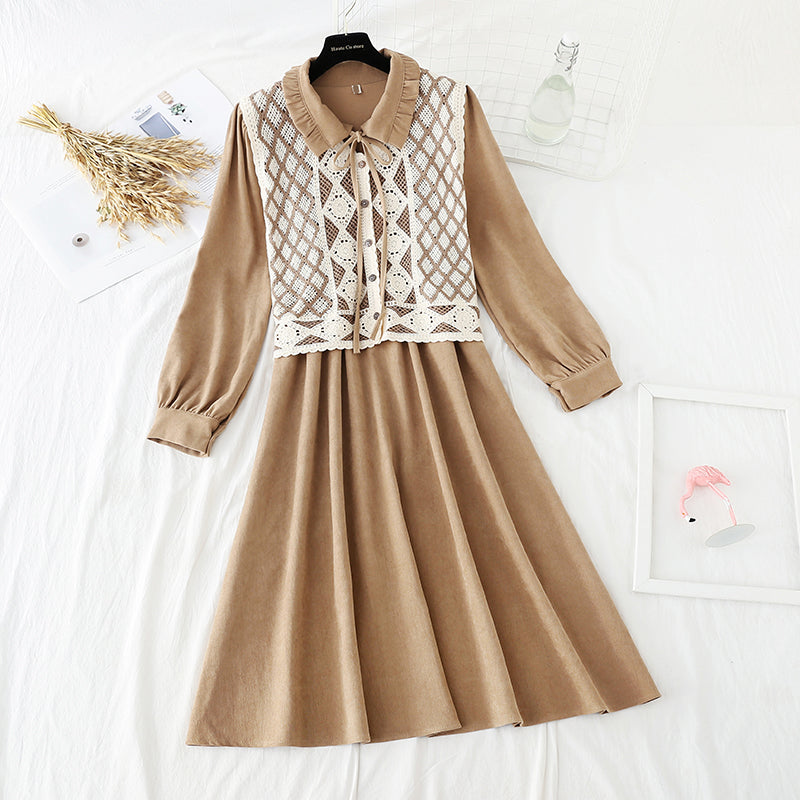 The New Retro waistband is slim, and the two-piece waistcoat skirt is over the knee 2195