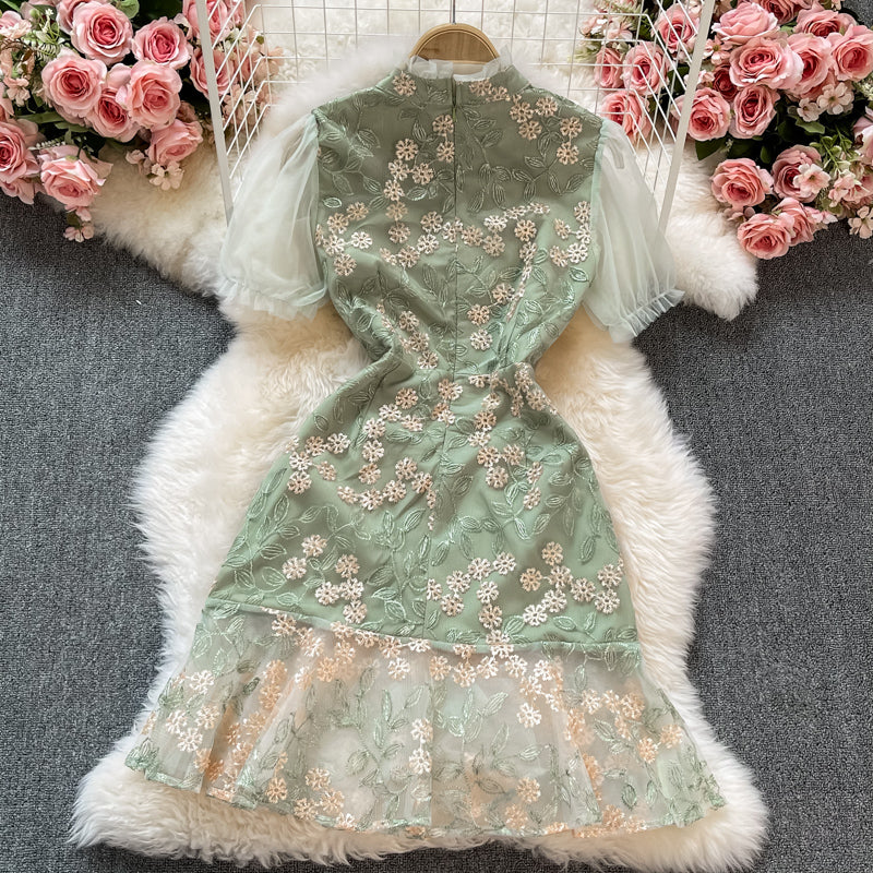 Robe à manches bouffantes avec col montant et broderie en dentelle douce 3323
