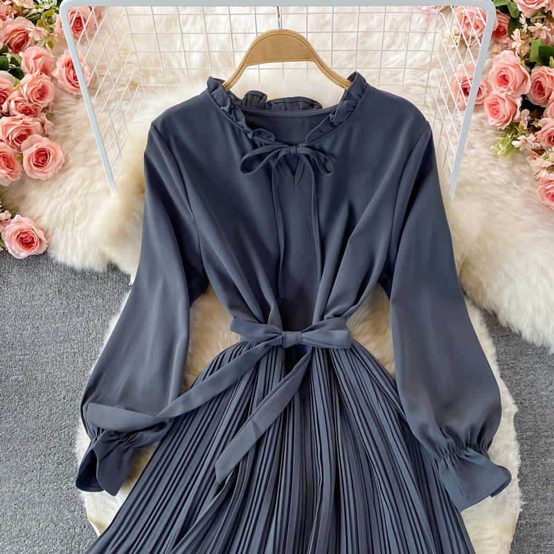 Robe plissée légère à taille fine et col montant 3242