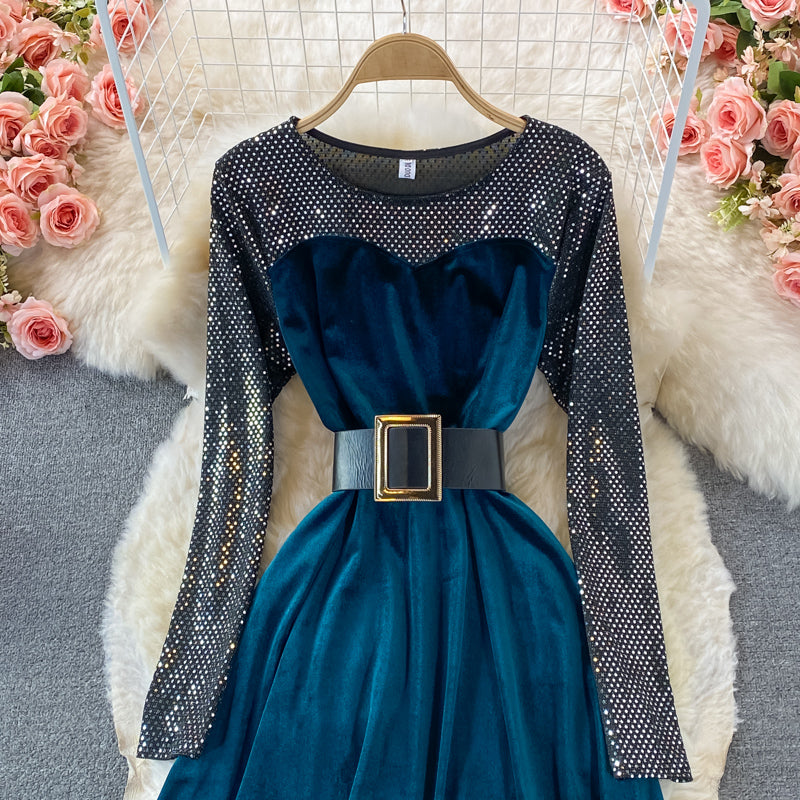 Robe à col ras du cou en velours doré avec coutures fines et sequins 3246