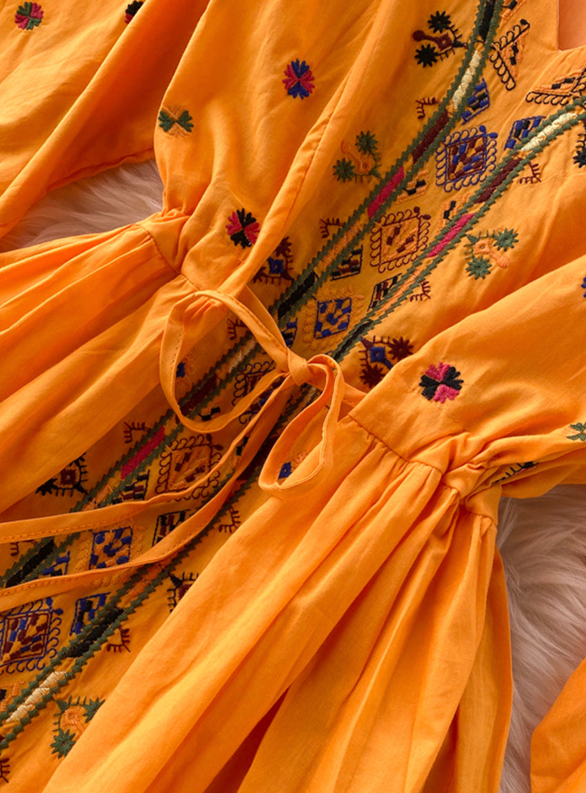Langärmliges Kleid mit V-Ausschnitt und Stickerei 1179