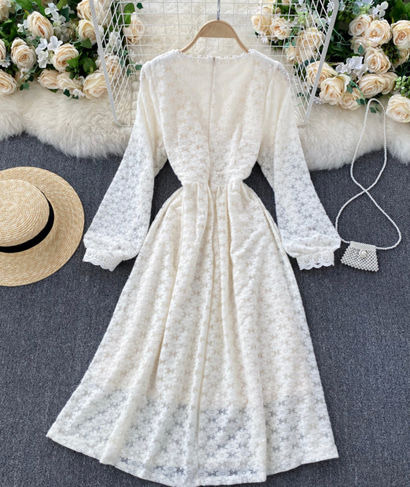 Langärmliges Spitzenkleid mit V-Ausschnitt und A-Linie 925