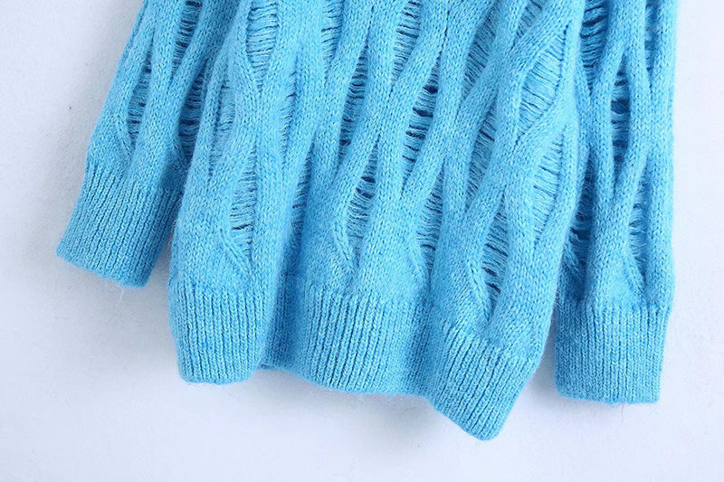 Langer Pullover mit Lochverzierung 7507