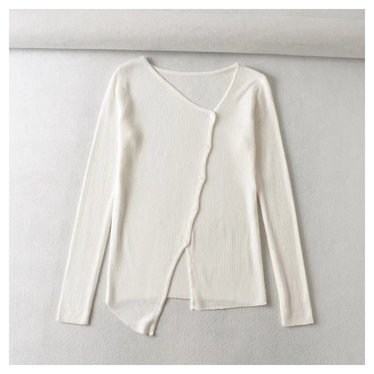 Unregelmäßiger, schmaler, langärmliger Pullover mit V-Ausschnitt und Knöpfen 7465