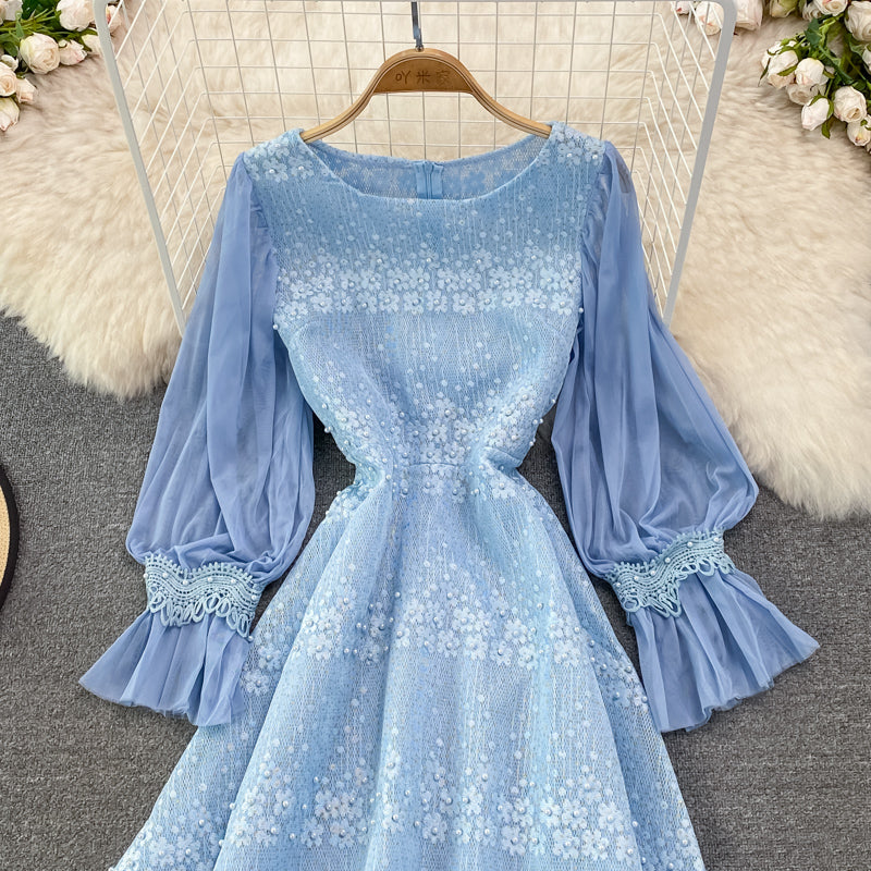 Robe en mousseline de soie avec col ras du cou et broderie ajourée en dentelle 3776