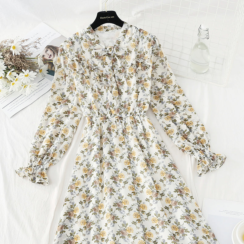 La nouvelle robe en mousseline est douce et portée jusqu'au genou, montrant une fine jupe fleurie 4819