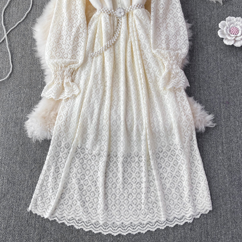 Robe en dentelle brossée à col montant matelassé en vison 3748