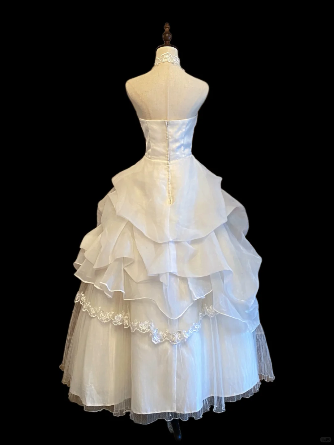 Vintage Halter Wedding Gown, Sweetheart Neck, Floral Lace Applique Ruched Bodice, Waist Bow Sash, Multi‑Layer Ruffled Ballgown Skirt, Lace Hem Trim, Bridal Prom Dress gh8903