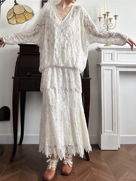 Off‑White Vintage Lace Two‑Piece Wedding Gown, V‑Neck Loose Long‑Sleeve Top, Tiered Scalloped Lace Mermaid Midi Skirt, Retro Straight‑Cut Bridal Prom Dress, Wedding Gown gh8797