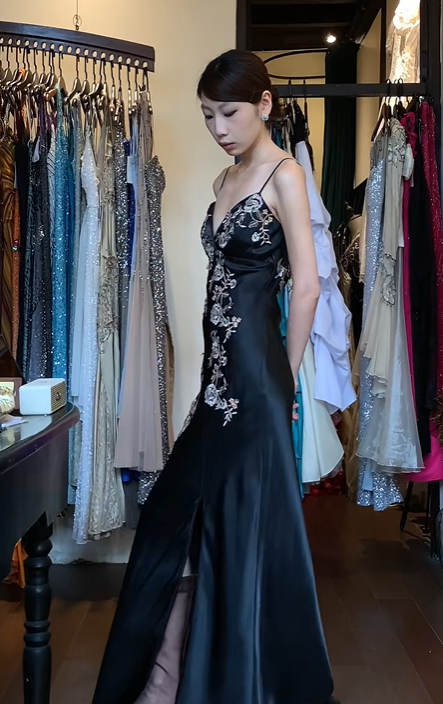 Spaghetti Straps Black Satin Evening Gown Sweetheart Floral Embroidery Beaded High Side Slit Long Prom Dress gh9710