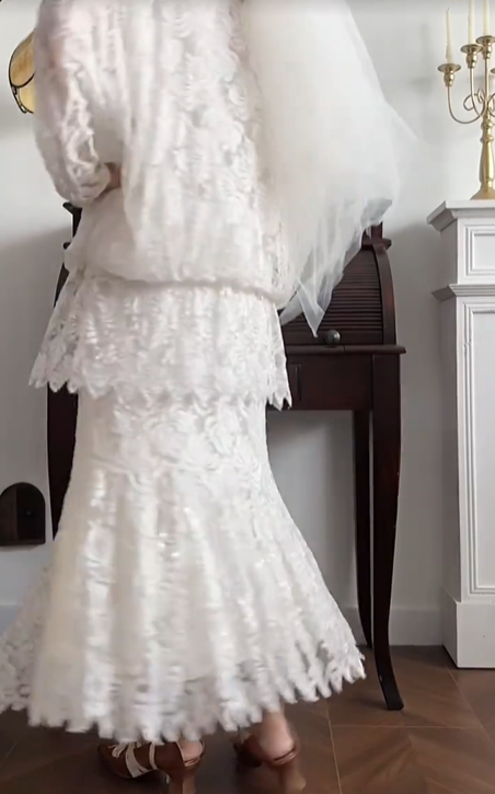 Off‑White Vintage Lace Two‑Piece Wedding Gown, V‑Neck Loose Long‑Sleeve Top, Tiered Scalloped Lace Mermaid Midi Skirt, Retro Straight‑Cut Bridal Prom Dress, Wedding Gown gh8797