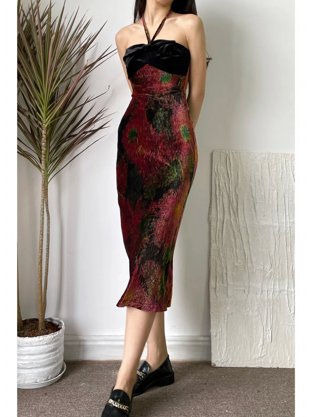 Vintage Oil‑Painting Print Halter Midi Gown, Black Velvet Bandeau With Bow Detail, Adjustable Halter Tie, Vertical Pleated Crinkle Fabric, Artistic Floral Print,  Open‑Back Cocktail Party Photoshoot Dress gh8856