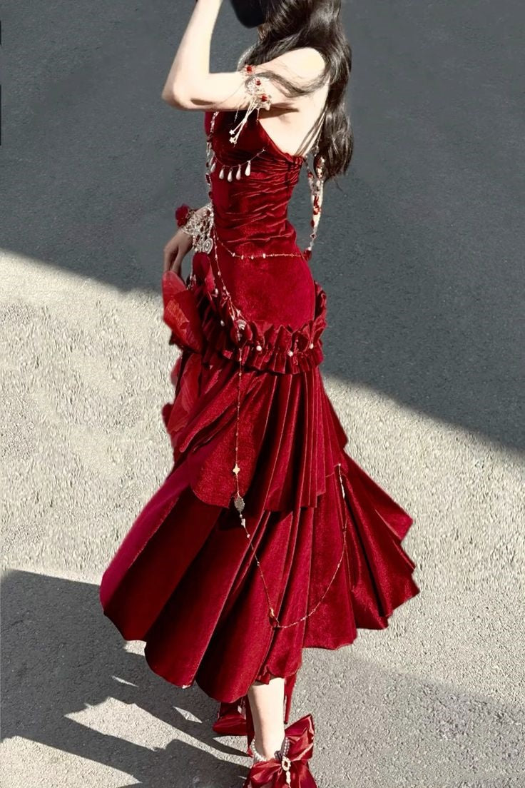 Robe de soirée élégante et délicate, bordeaux, bretelles spaghetti, longue, volantée, en velours, gh4170