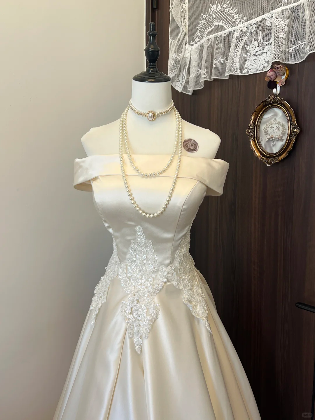 Weißes, zartes, florales Applikations-Lang-Satin-Ballkleid, Abendkleid, Brautkleid gh4292