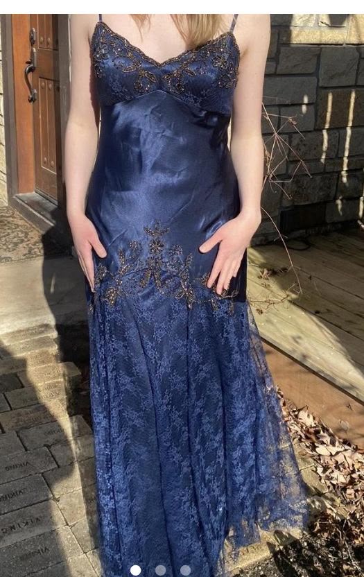 Lila Wunderschöne Exquisite Applikation Perlen Spaghettiträger Lange Spitze Ballkleid Abendkleid gh3174