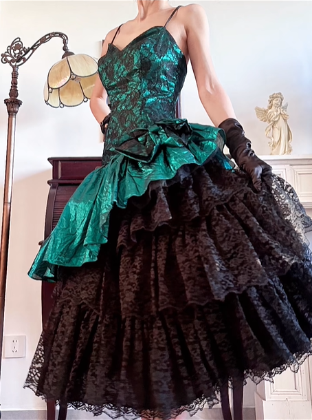 Peacock‑Green‑Vintage Spaghetti‑Strap‑Sweetheart Green‑Black‑Lace‑Bodice Asymmetric‑Contrast‑Layered‑Skirt Glossy‑Green‑Ruffle Multi‑Tier‑Black‑Lace‑Midi Evening Prom Gown gh8819